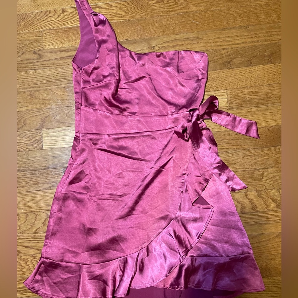 Selfie Leslie magenta satin mini dress